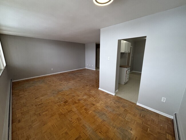 Photo du bâtiment - 1061 Queen's Blvd