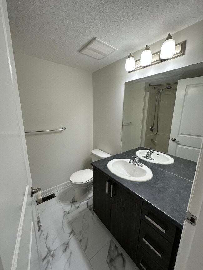 Building Photo - 2B/2B Stckd Townhome in Copperfield(each level having its own living room) IP061