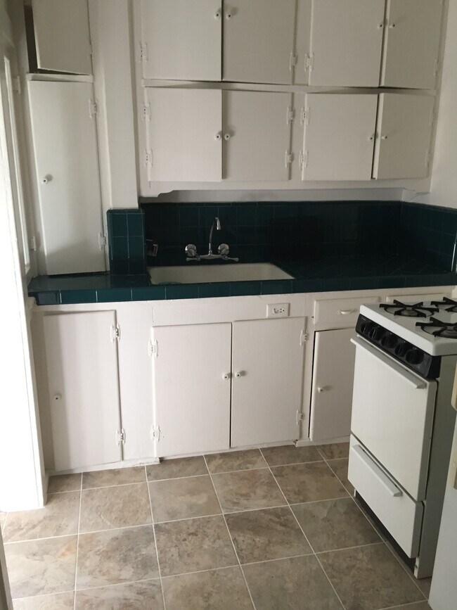 kitchen - 558 Radcliffe Ave