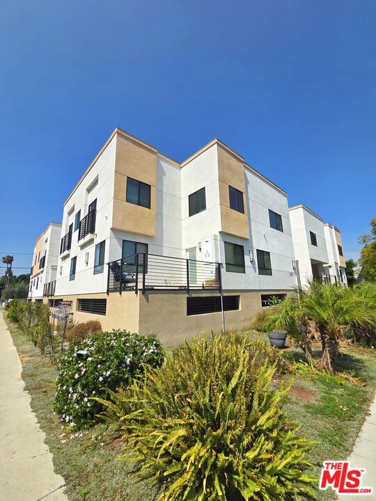 Building Photo - 2651 S Hobart Blvd