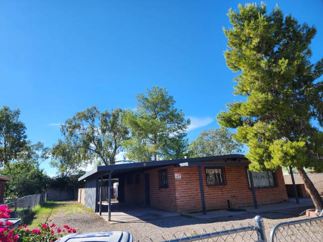 Building Photo - 1635 N Arcadia Ave