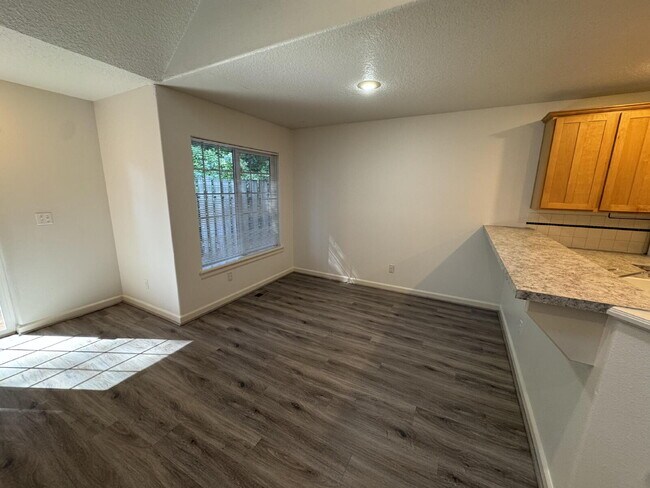 Building Photo - 2 Bedroom / 1.5 Bathroom, Duplex unit Close to Powell Butte Nature Park