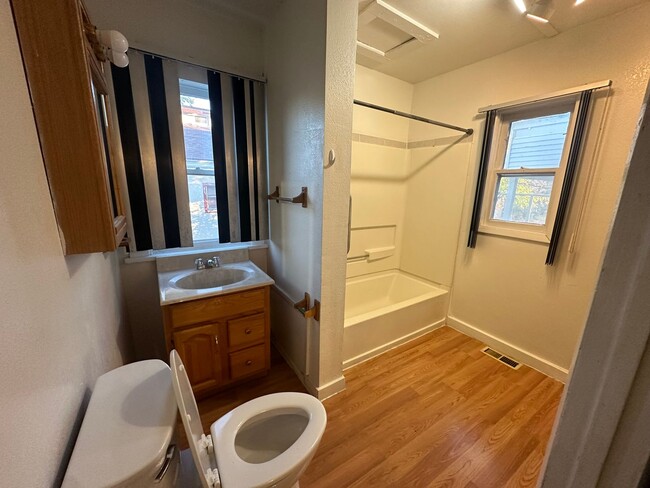 Foto del edificio - One Bedroom, One bathroom home. Partially ...