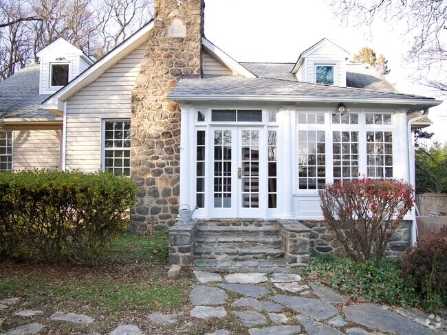 Building Photo - 317 Waterloo Ave