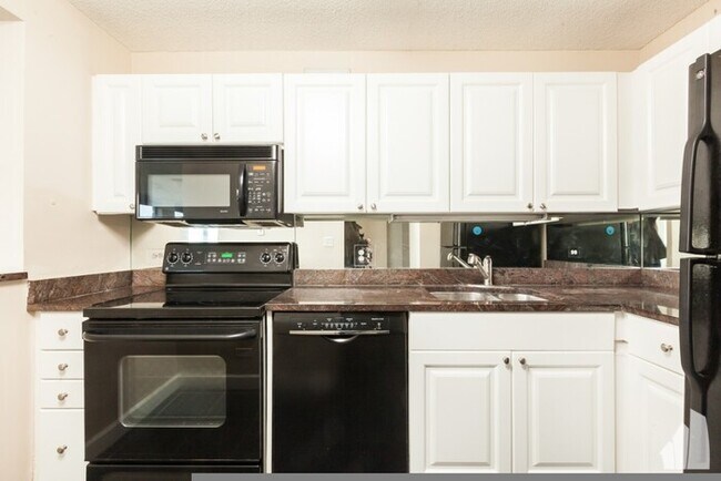 Foto del edificio - This sun-drenched one-bedroom condo has a ...