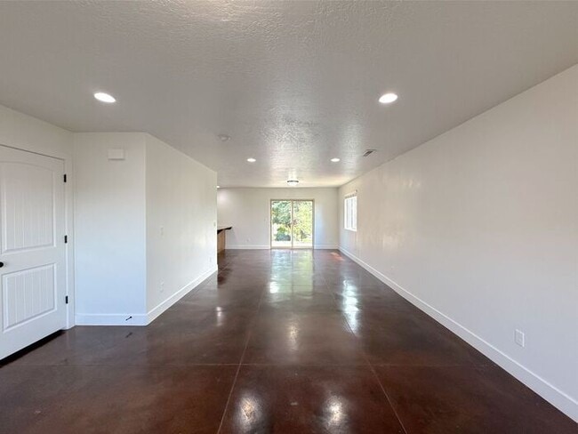 Building Photo - 4 bed, 2.5 bath duplex w/1 car garage