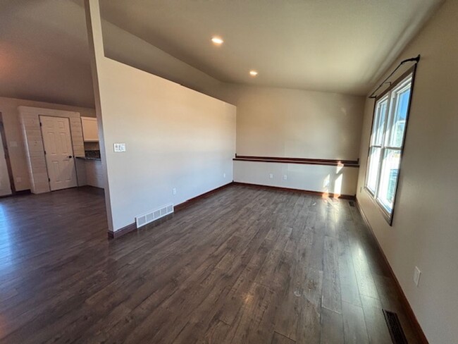 Building Photo - 4 Bedroom 3 Bath Single Family Home with B...