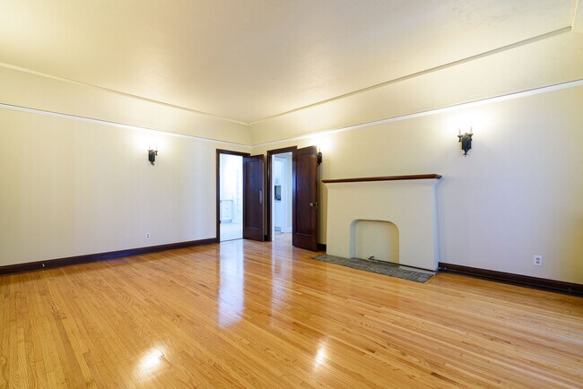 Building Photo - 1100 S Orange Dr