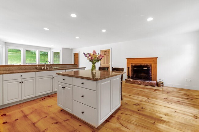 Building Photo - 169 Thorndike Pond Rd