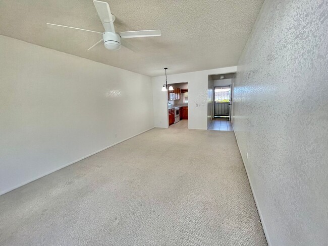 Foto del edificio - 2 Bed, 2 Bath Townhouse in Salt Lake near Stadium Mall & Rail Station!