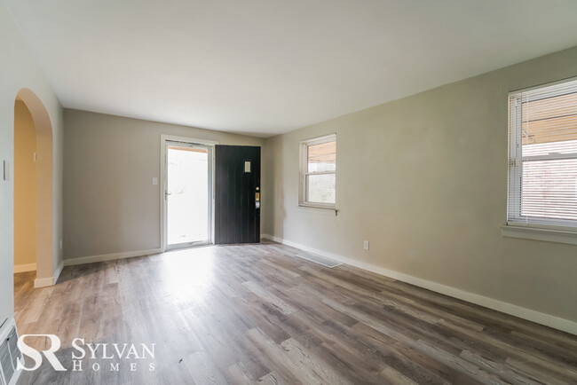 Building Photo - Do not miss out on this lovely 3BR 1BA bri...