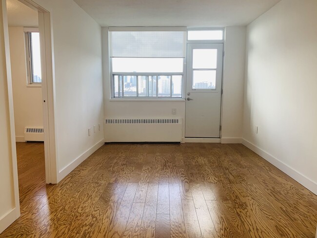 Building Photo - 407-230 Oak St