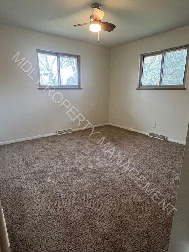 Building Photo - 3 bed with a possible 4th bed available in...