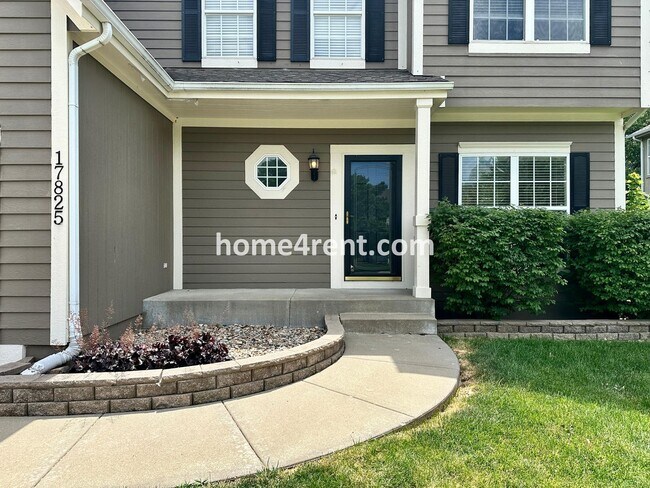 Foto del edificio - Beautiful Four-Bedroom Home with Three Car Garage, Wood Floors, Finished Basement and a Fenced Ya...