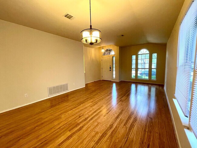 Building Photo - Well-Maintained 3 bedroom, 2 bathroom in Northwood