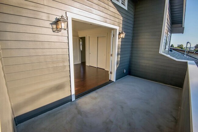 Building Photo - 1012-1014 Manzanita St