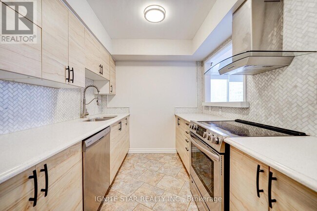 Photo du bâtiment - 55 Elm Dr W