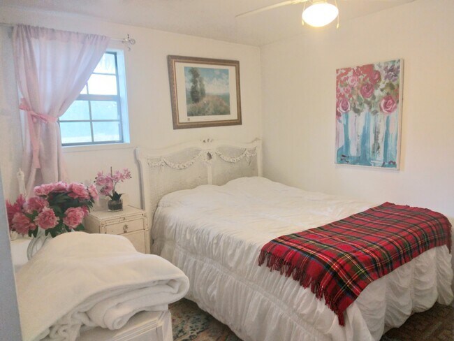 Queen Bed Unit 2 - 8035 NW 120th St