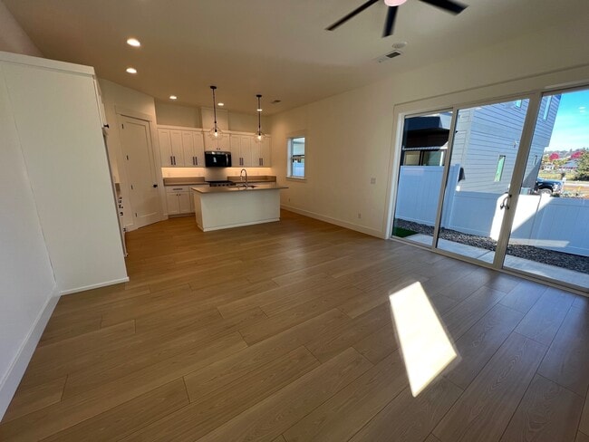 Building Photo - 331 Talons Dr