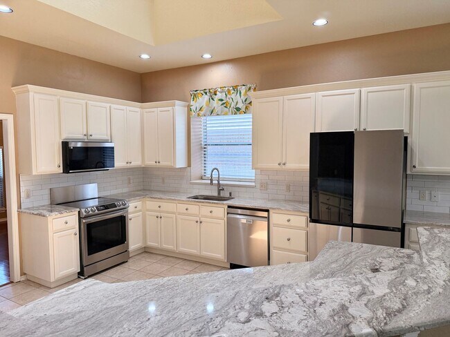 Foto del edificio - Beautiful 4 Bed 2 Bath in Moore Schools