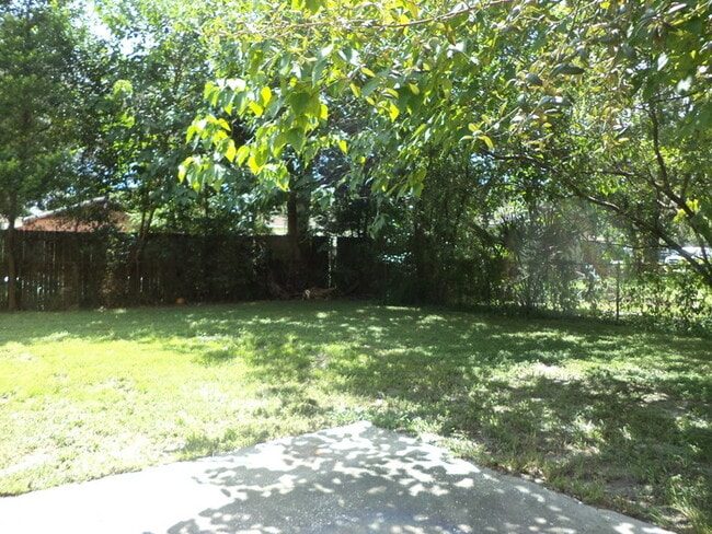 Foto del edificio - OVERSIZED LOT WITH DETACHED GARAGE
