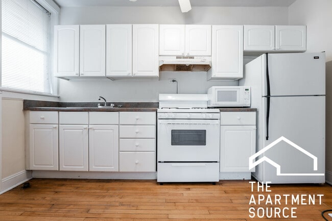 Building Photo - 1949 W Winnemac Ave