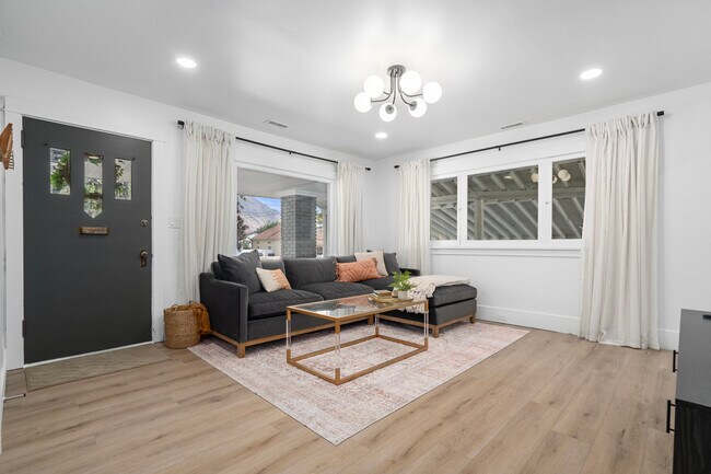 Building Photo - 430 S 400 W