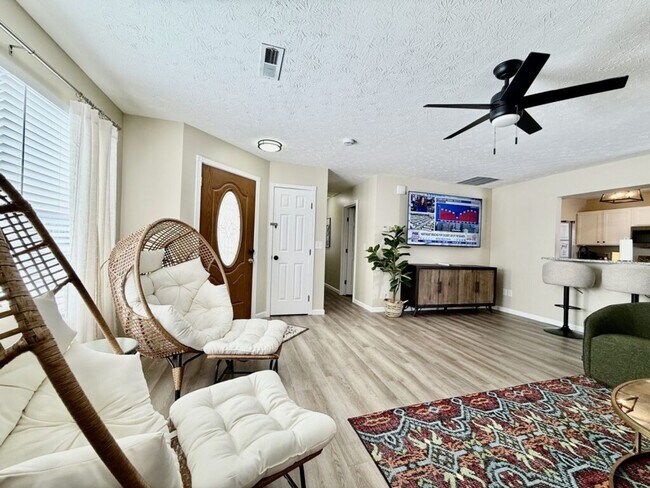 Building Photo - Freshly Renovated Home With Man Cave In Trenton OH