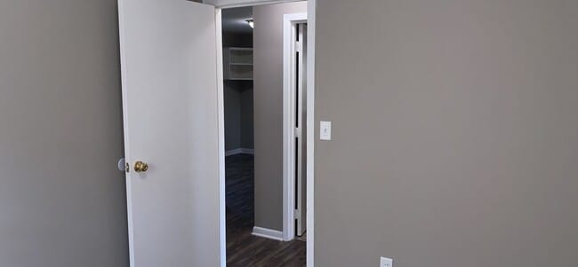Building Photo - **$1000 Deposit Special** 2905 Haig Ave 3B...