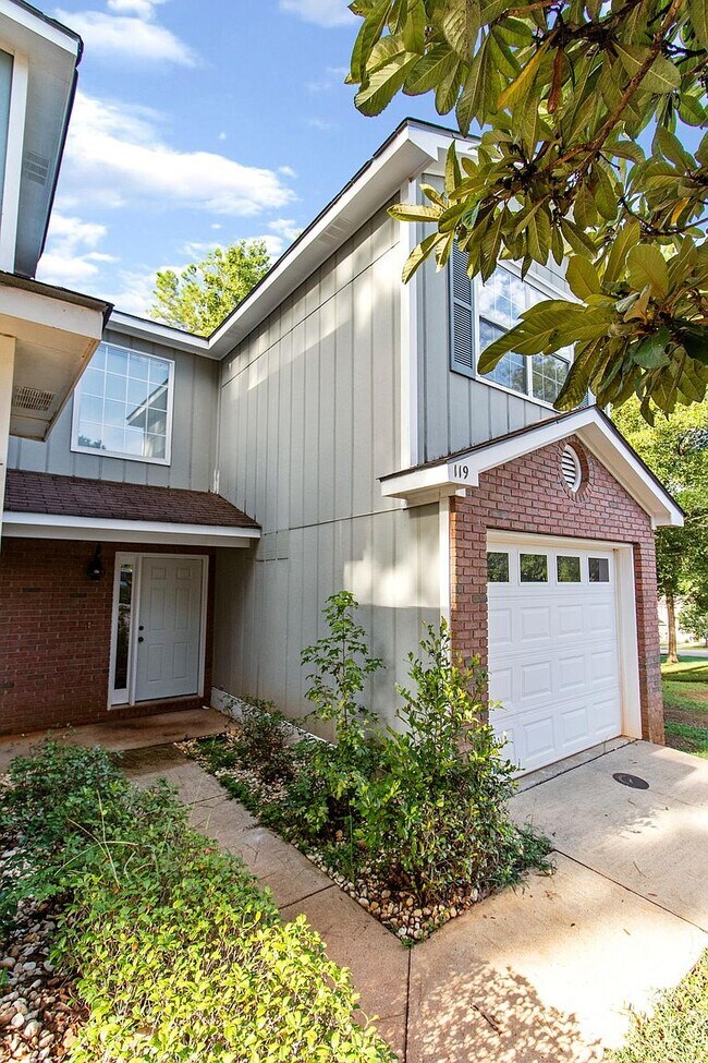 Building Photo - 119 W Briar Dr