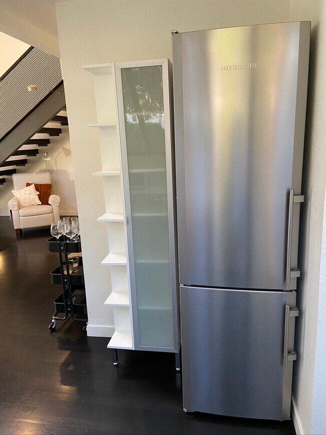 Refrigerator w/ stair back - 6 Fredrick Ct