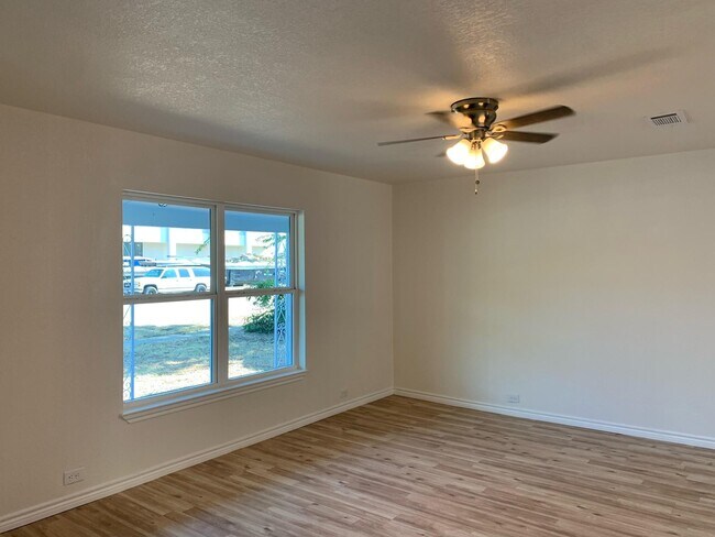 Foto del edificio - 820 W Crawford St