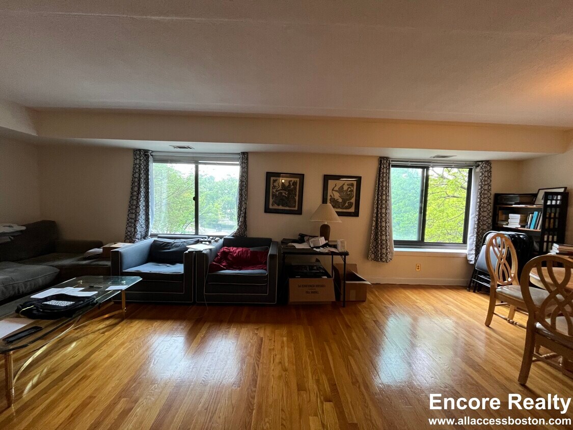 Foto principal - 1243 Beacon St