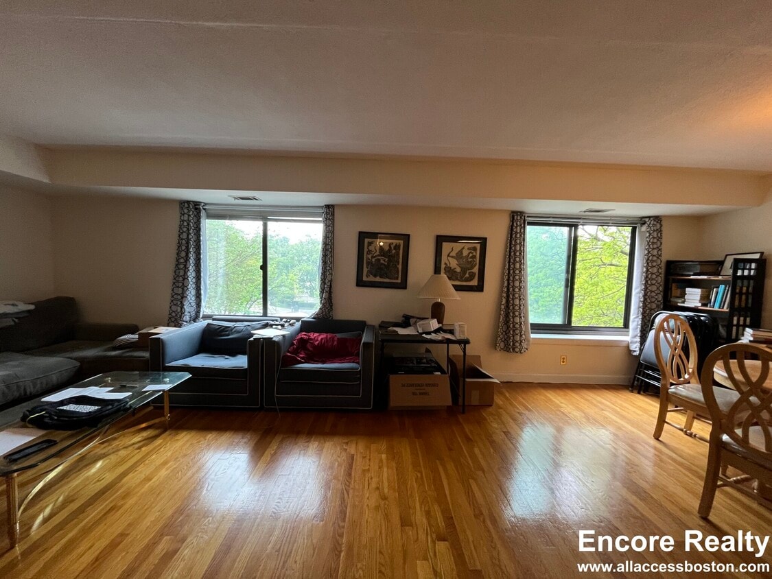 Primary Photo - 1243 Beacon St