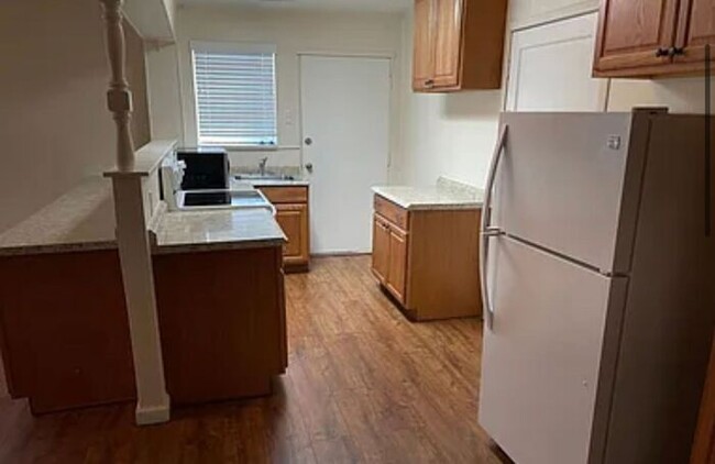 Building Photo - AVAILABLE NOW! - 2 bed/ 1 bath Multi-Famil...