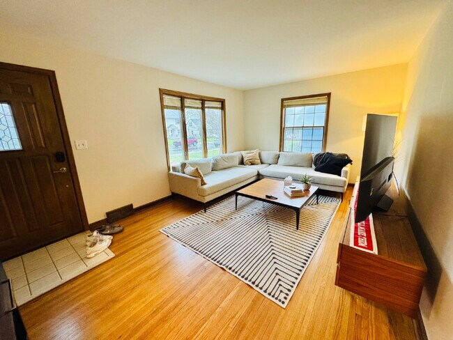 Foto del edificio - 6012 Logan Ave S