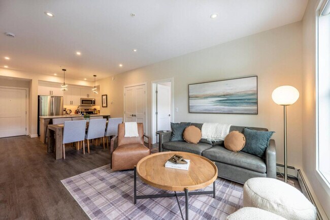 Building Photo - 901-907 7 St N