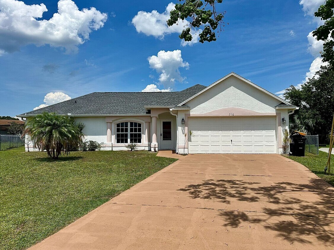 Foto principal - Three-Bedroom House with a Fenced Yard!