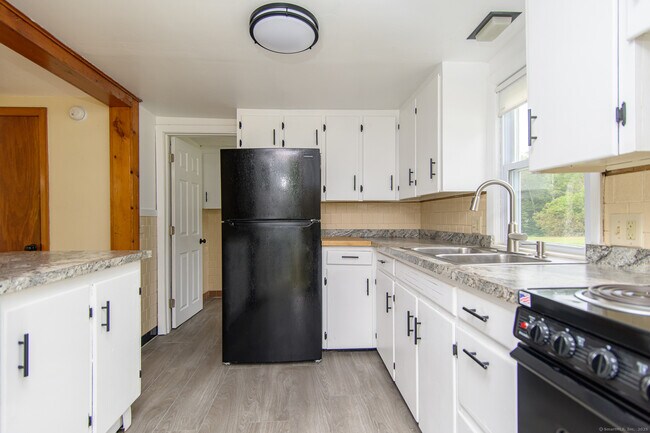 Foto del edificio - 805 Mashamoquet Rd