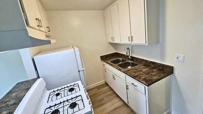 Foto del edificio - 6842 Fulton Ave