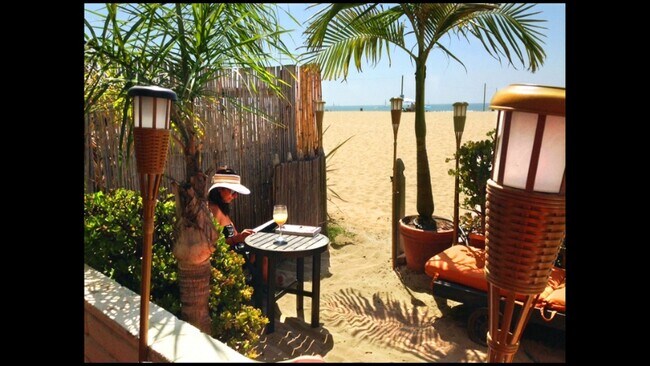 Foto del edificio - 3407 Ocean Front Walk