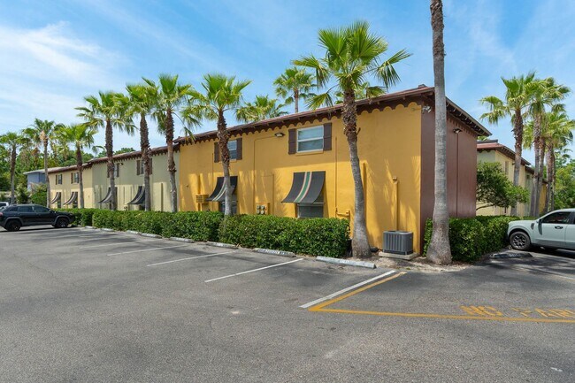 Foto del edificio - Renovated Condo in Downtown's coveted Dela...