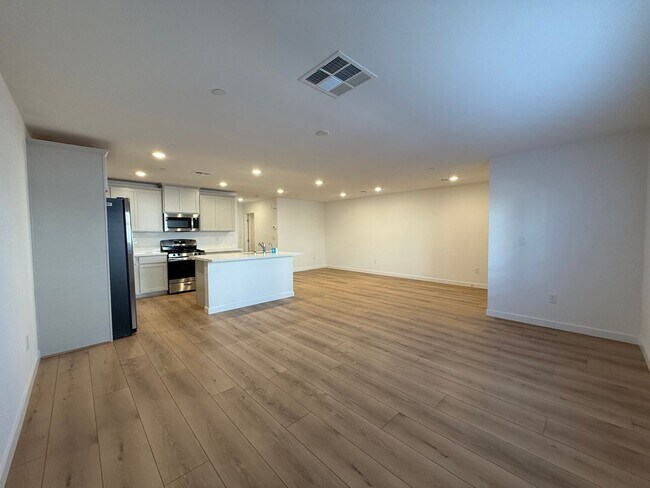 Foto del edificio - ONLY 1 YEAR OLD, 3BD/2.5BA luxury townhome in Skye Canyon