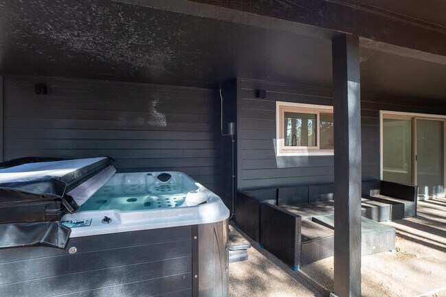 Foto del edificio - 4530 Red Fox Ln