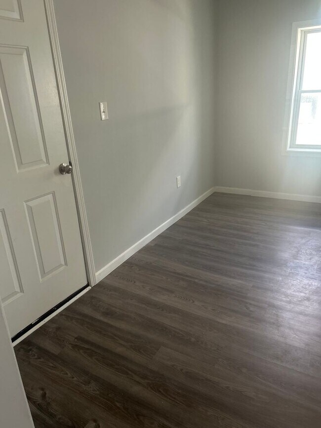 Building Photo - E. 185/Lake Shore 1 Bedroom *1/2 OFF SECURITY DEPOSIT SPECIAL*