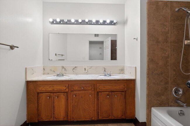 Foto del edificio - Spacious 4BR House in Fresno