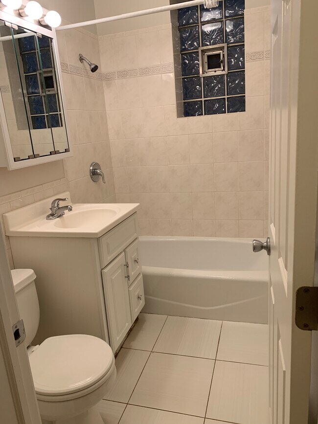 Baño - 720 S Aberdeen St
