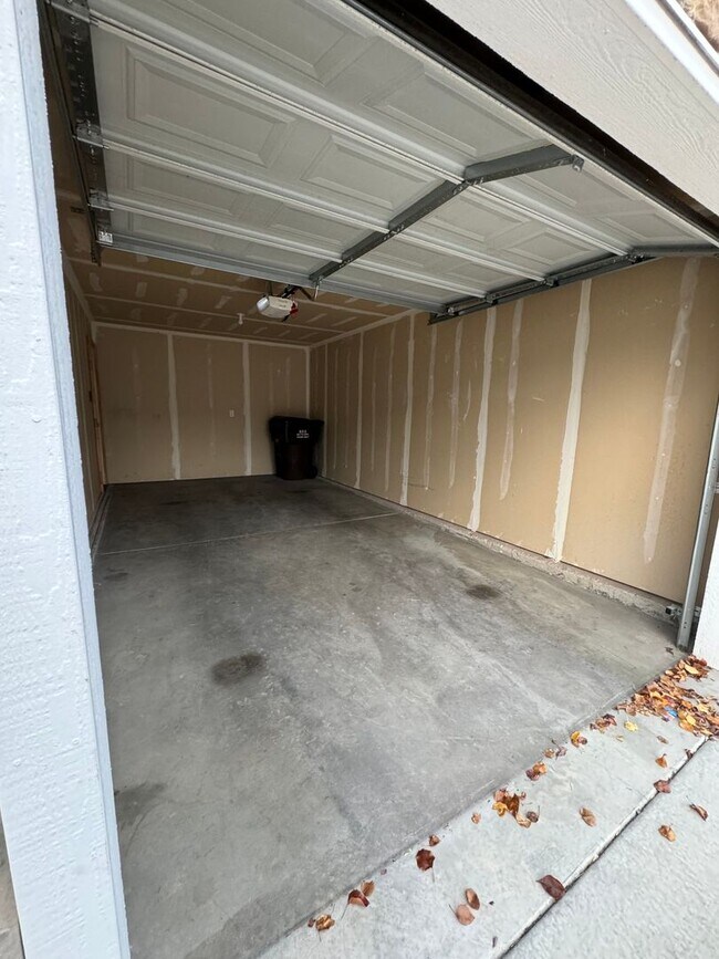 Building Photo - 3 bdrm 2 1/2 bth townhouse 1 Car Garage
