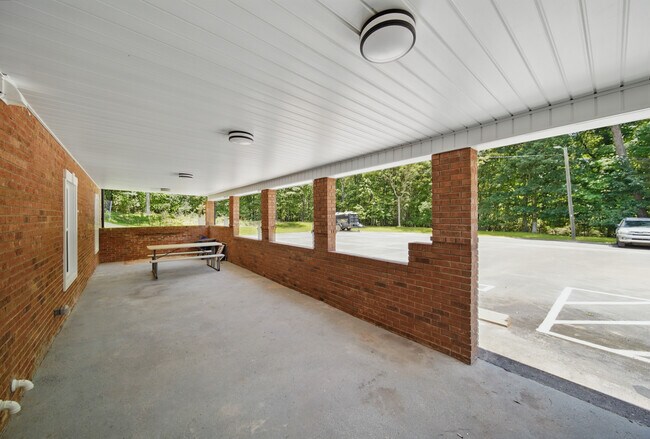 Entrada trasera y área común cubierta. - 216 Legion Dr