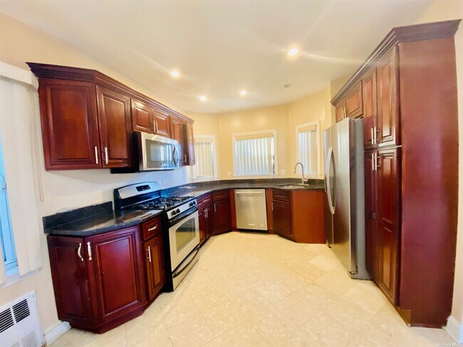 Foto del edificio - 69-21 Utopia Pkwy